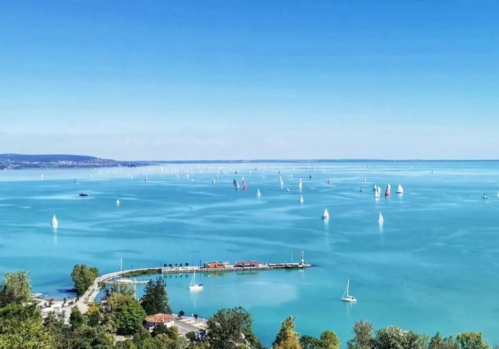 Balaton czy Bałtyk – które miejsce na wakacje wybrać i dlaczego?