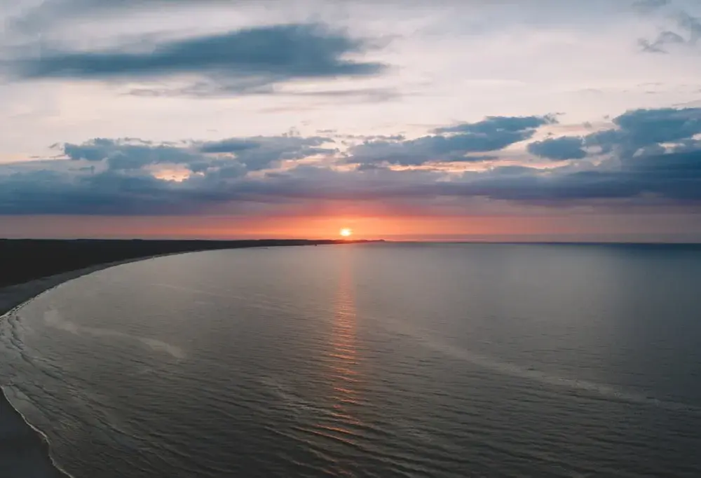 Noclegi w Gdańsku blisko plaży? Sprawdź te wyjątkowe oferty z widokiem na morze!