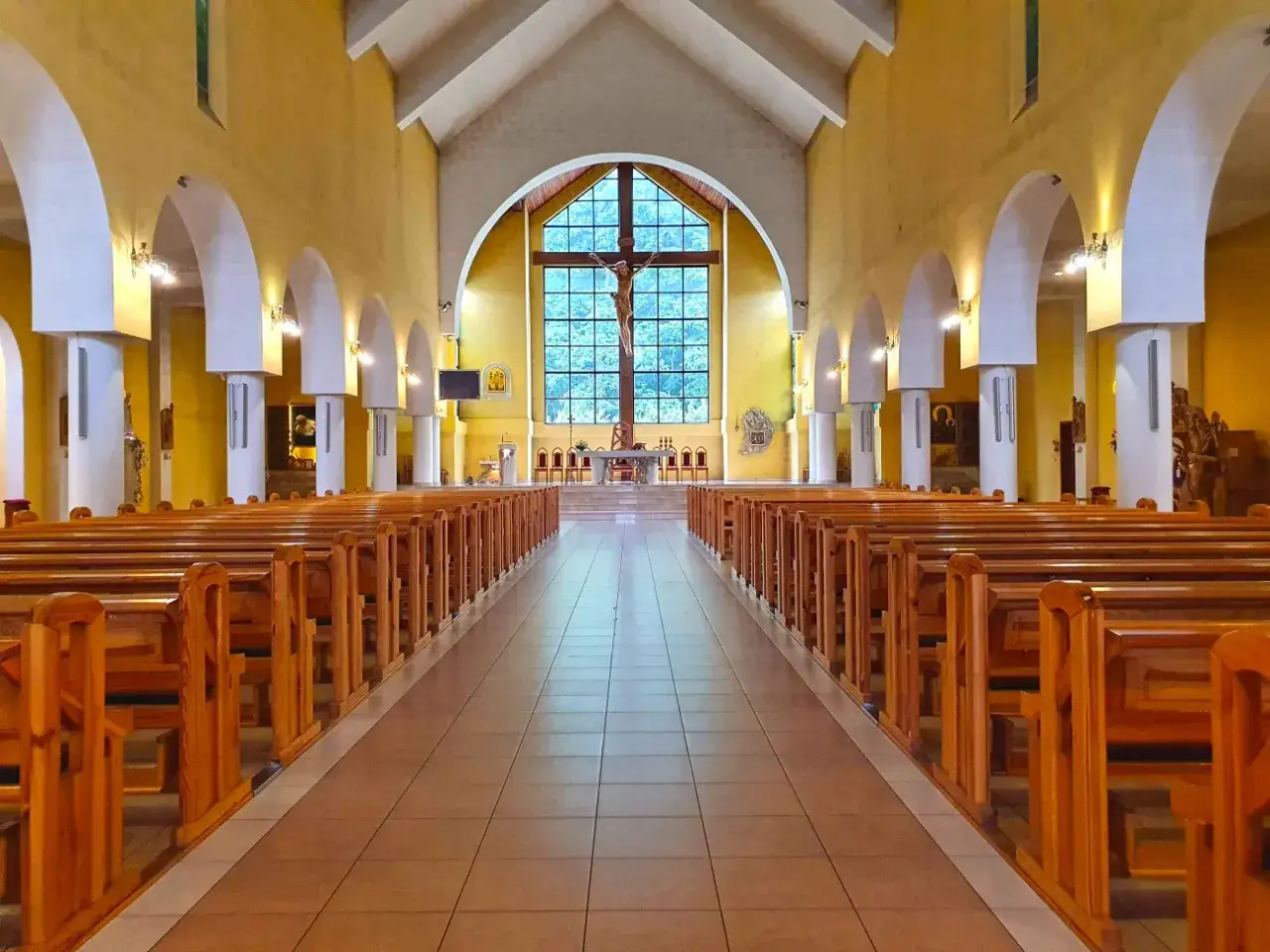 Zdjęcie Parafia Trójcy Świętej Gdynia: Godziny mszy i kontakt