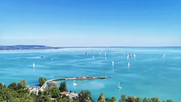 Balaton czy Bałtyk – które miejsce na wakacje wybrać i dlaczego?